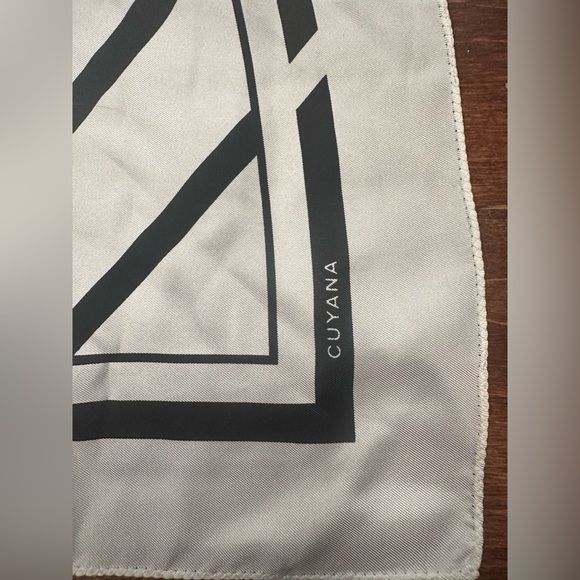 Cuyana 100% silk black and white scarf NWT - Picture 4 of 6